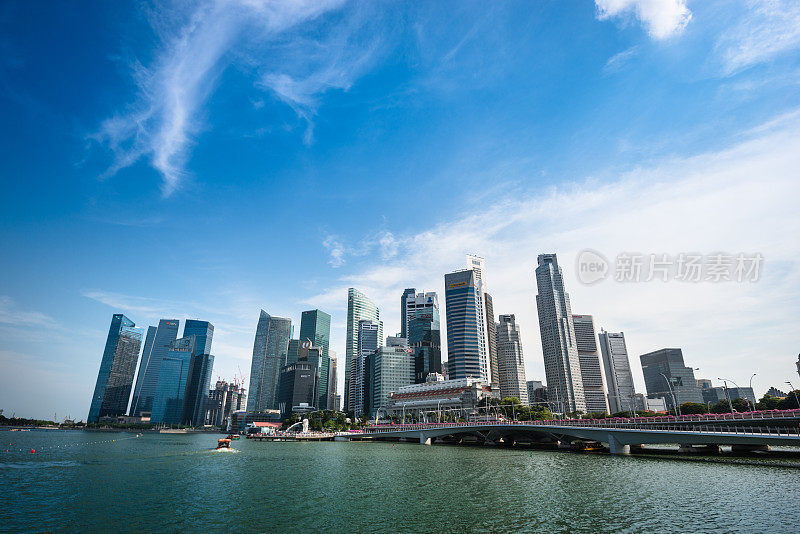 从滨海湾可以看到新加坡市中心的天际线