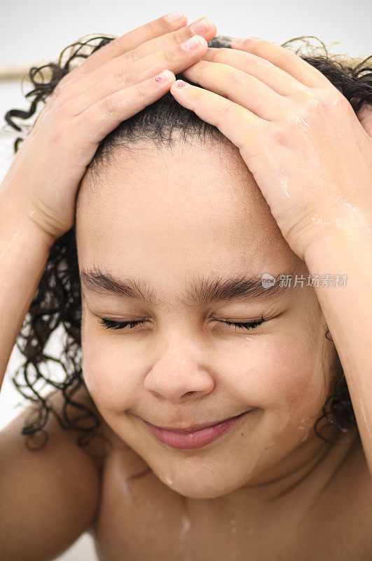 人物:小孩(7-8)正在洗头。