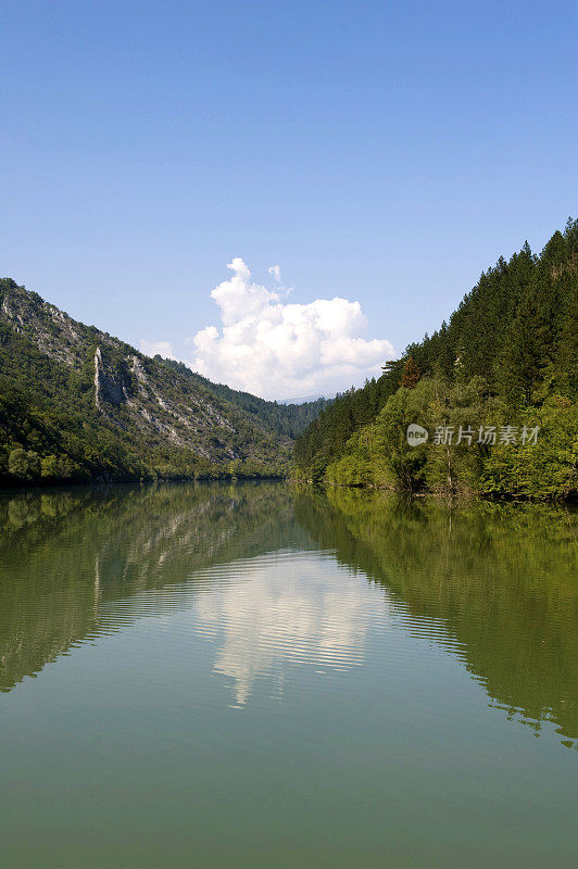 波黑壮丽的德里纳河四周群山环绕