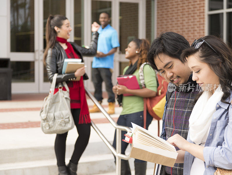 学历:在校的多民族大学生。