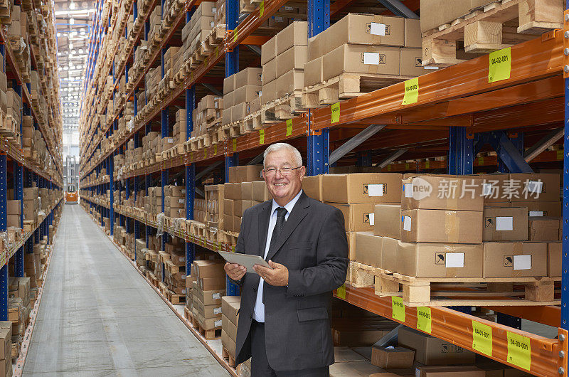 经理站在仓库过道上