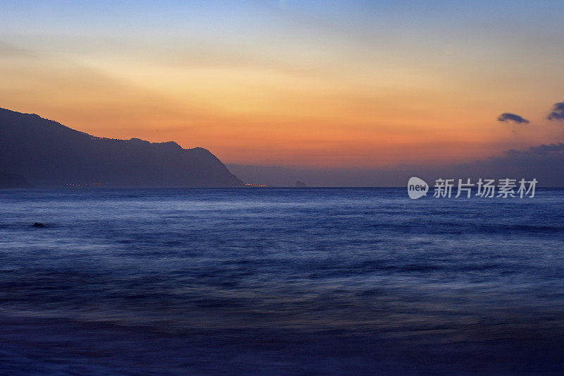 海岸风景和圣维森特海滩上的日落