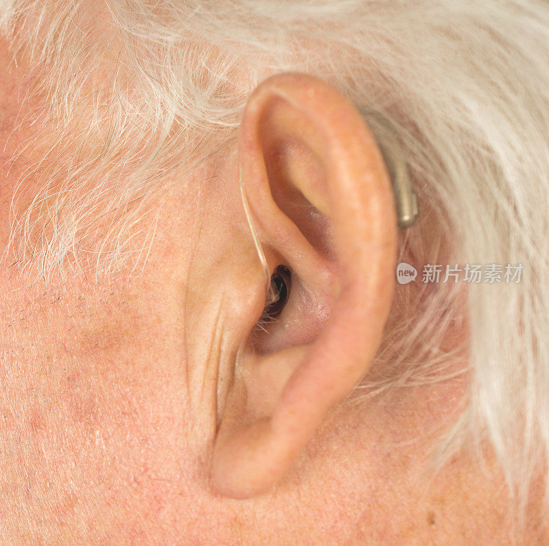 戴助听器的老年人耳朵