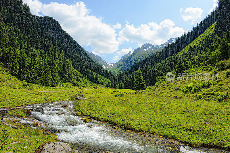 奥地利西勒塔尔山谷流经欧洲阿尔卑斯山的小溪。