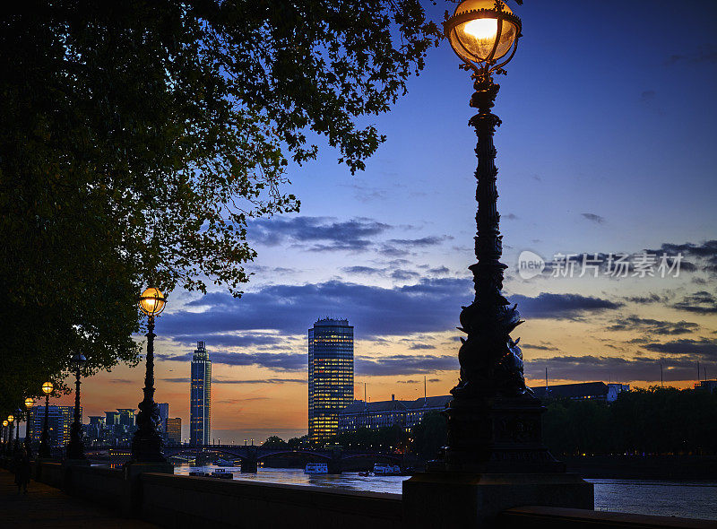 日落之后的泰晤士河，灯柱都亮了