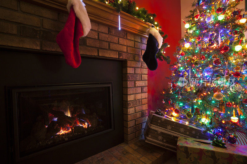 圣诞节家壁炉与圣诞树和袜子