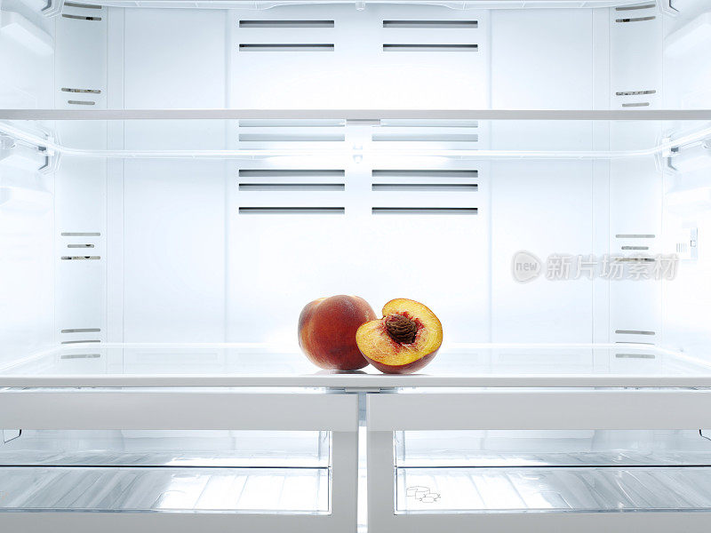 把桃子切开放在冰箱里