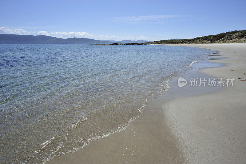 布鲁尼岛的海滩和大海，