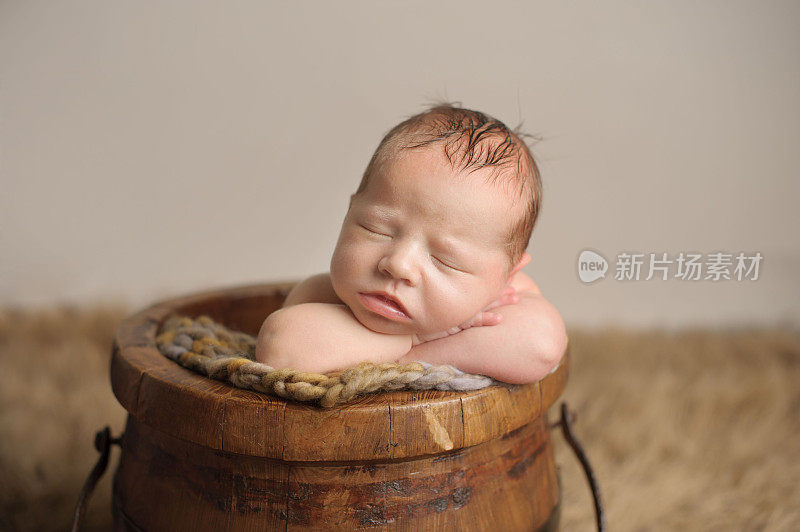 新生儿在桶里摆姿势
