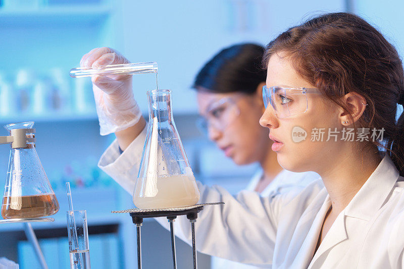 两个女科学学生一起在化学教育实验室工作