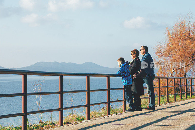 享受着海岸