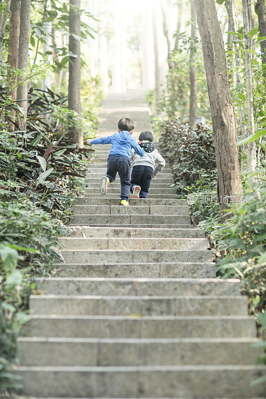 亚洲小孩在山上徒步旅行