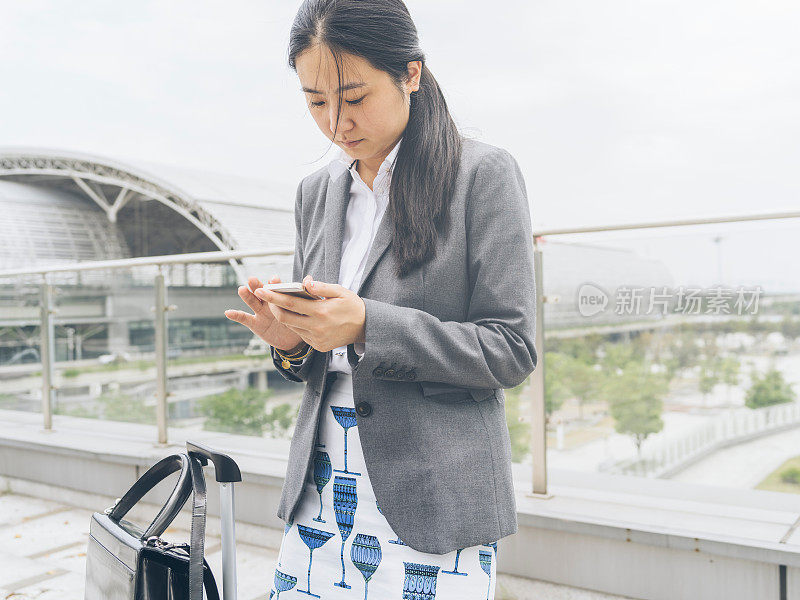 亚洲女性使用手机