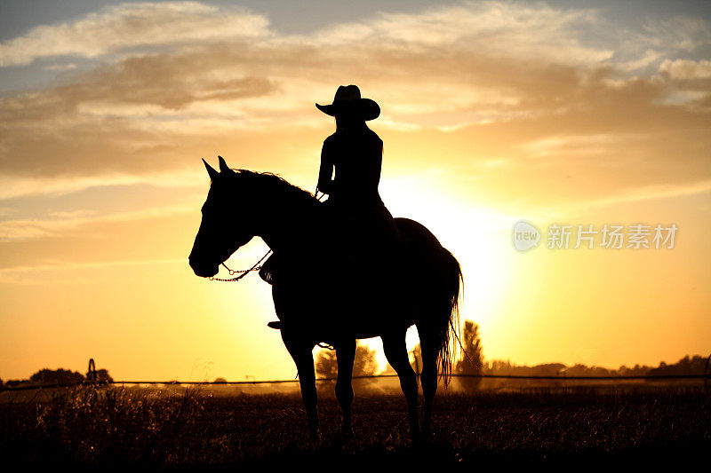 夕阳下一个牛仔骑马的剪影