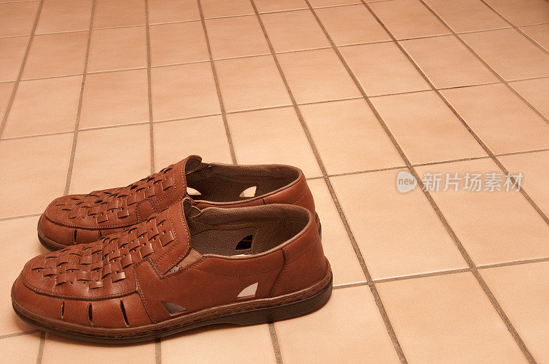 赤陶瓷砖地板干净棕色拖鞋凉鞋走廊
