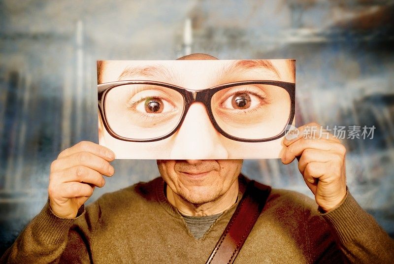 戴眼镜的老人照片在他的面前