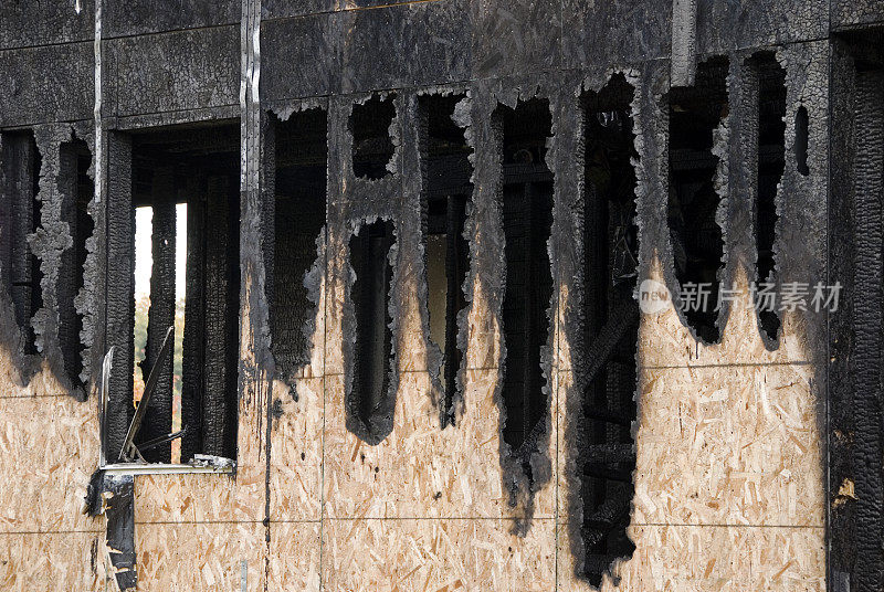 房屋失火后烧毁的刨花板