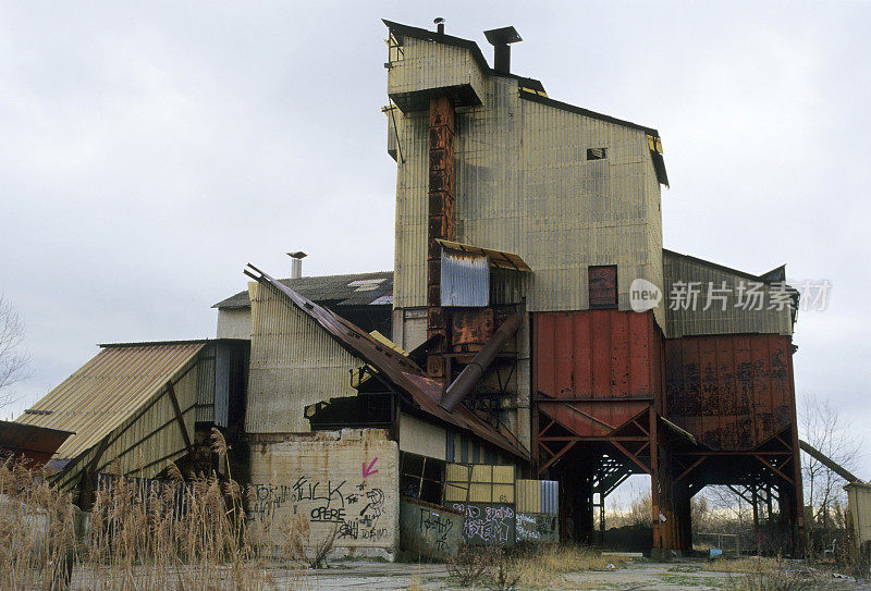 废弃的工厂。后天-系列