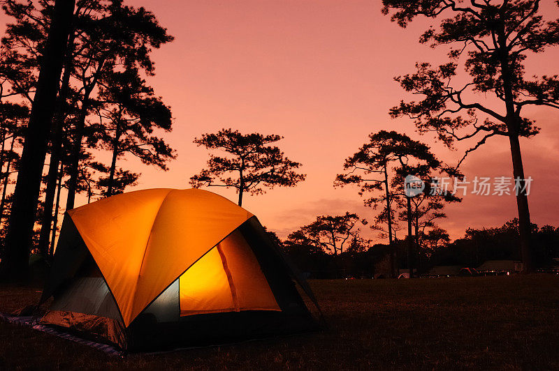 帐篷黄昏时搭起来准备野营的帐篷