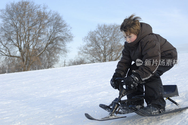 在雪地里滑雪