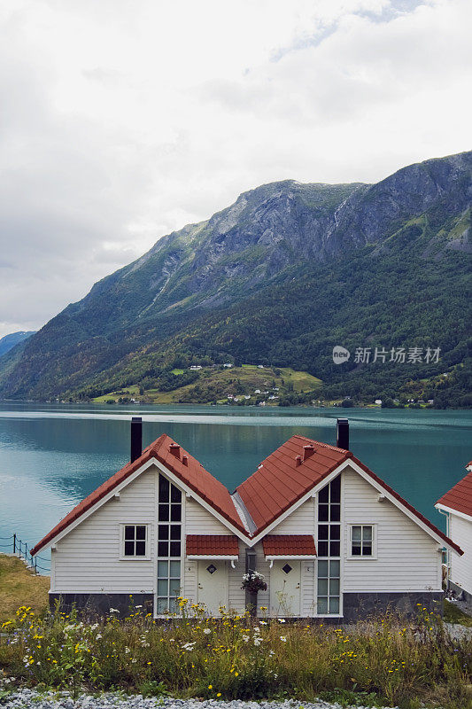 挪威松岛峡湾边的海滨别墅。