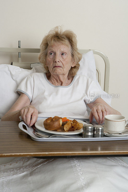一位不幸的老妇人在医院里