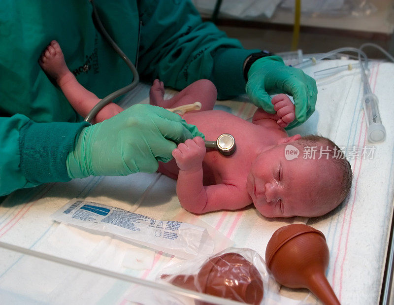 新生婴儿在医院接受检查