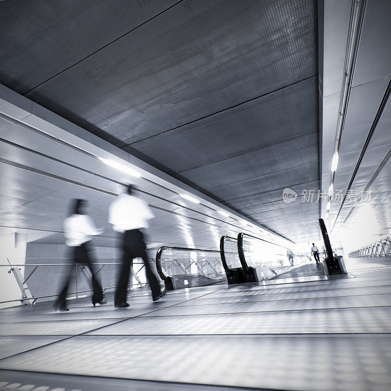 商务人士进入光明。