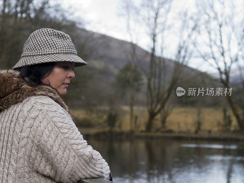 有魅力的成熟女人深思熟虑