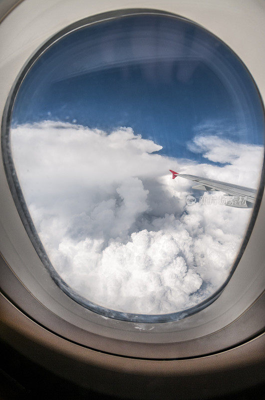 从飞机窗口鸟瞰地球