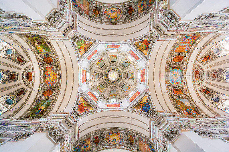 奥地利萨尔茨堡大教堂的天花板