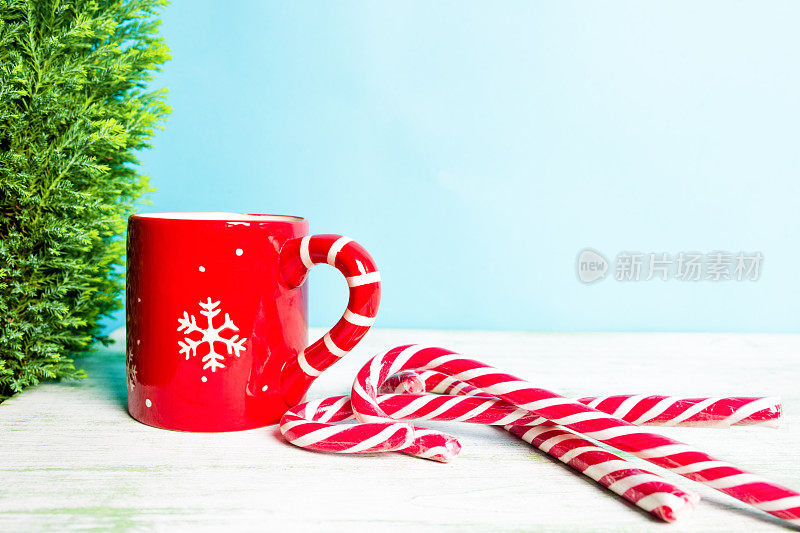 圣诞咖啡，糖果手杖和圣诞树