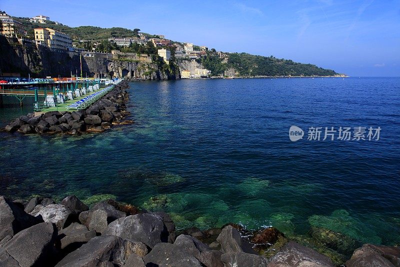 索伦托大码头和地中海蓝色的海，意大利