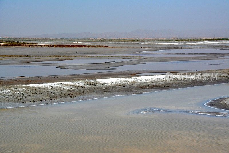内蒙古腾格里沙漠盐滩
