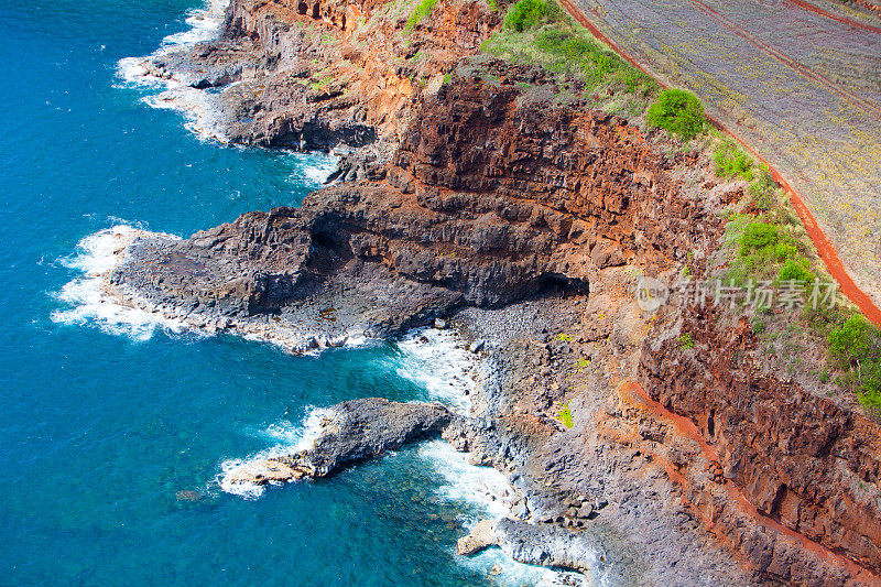 夏威夷考艾岛海岸的熔岩岩层
