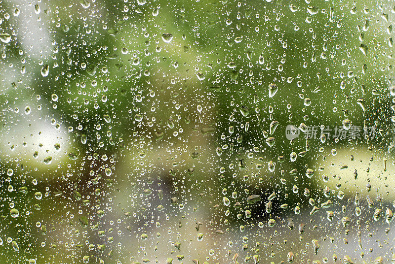 雨点落在窗玻璃上望着外面的院子