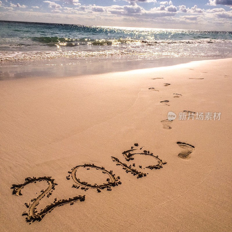 在海滩上庆祝新年