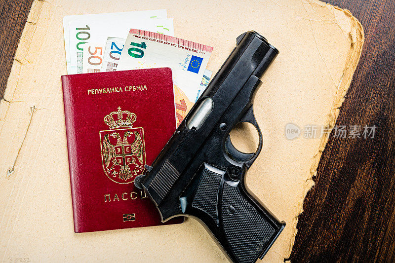 手枪，塞尔维亚护照和欧元