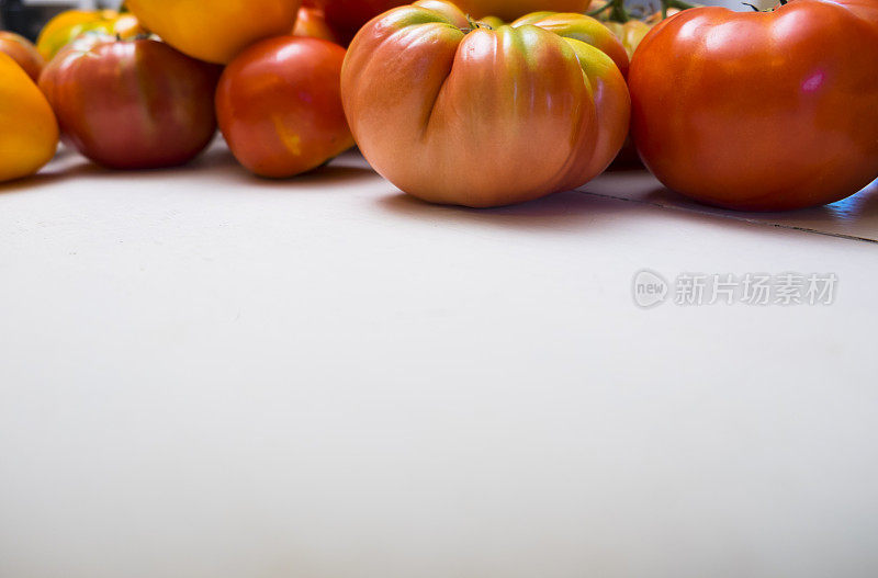 白色木材上的有机传家宝番茄