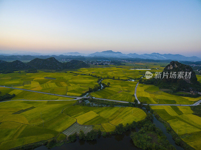 日落时分的稻田，中国桂林