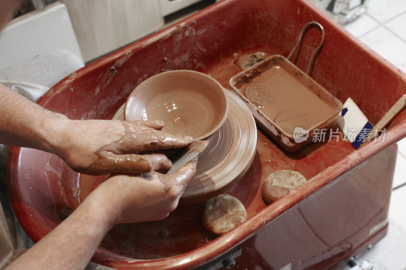 陶工在他的作坊里制作陶器