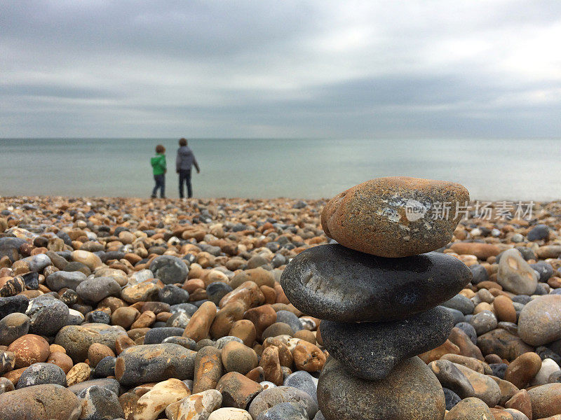 布莱顿海滩上的卵石保持平衡