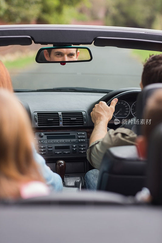 快乐的一家人开着敞篷车，带着父亲的沉思