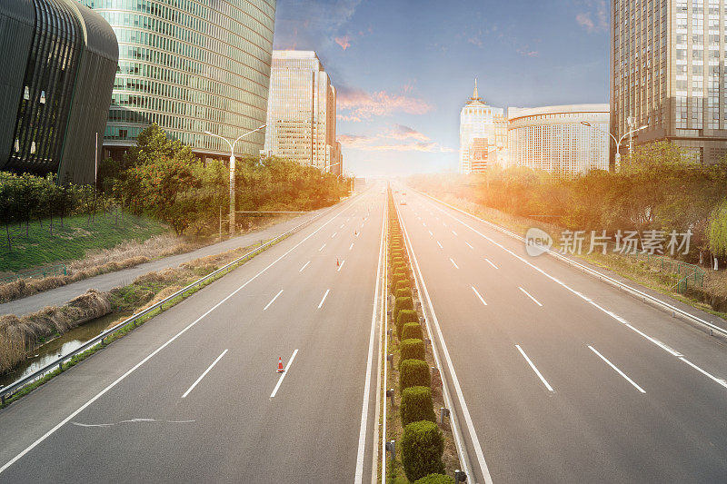 现代化的城市道路和建筑