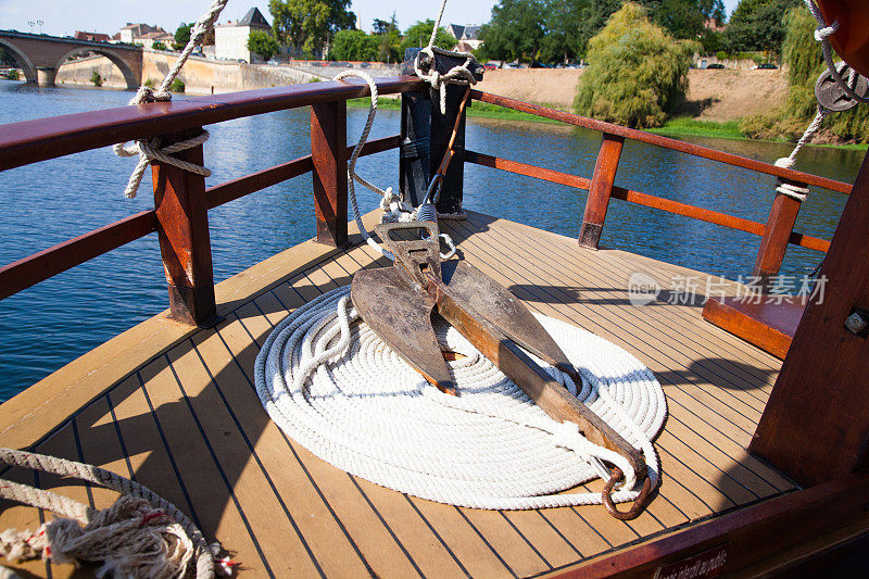 甲板上的旧木制帆船锚和绳盘