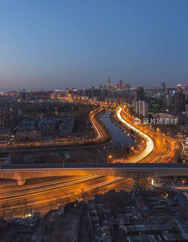 北京夜间城市公路交通。