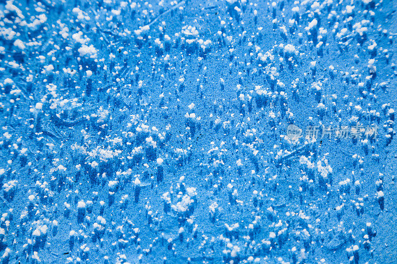 蓝色的冰和白色的雪花冬天的背景