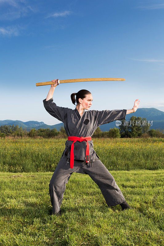 女武术家用武士刀表演忍术