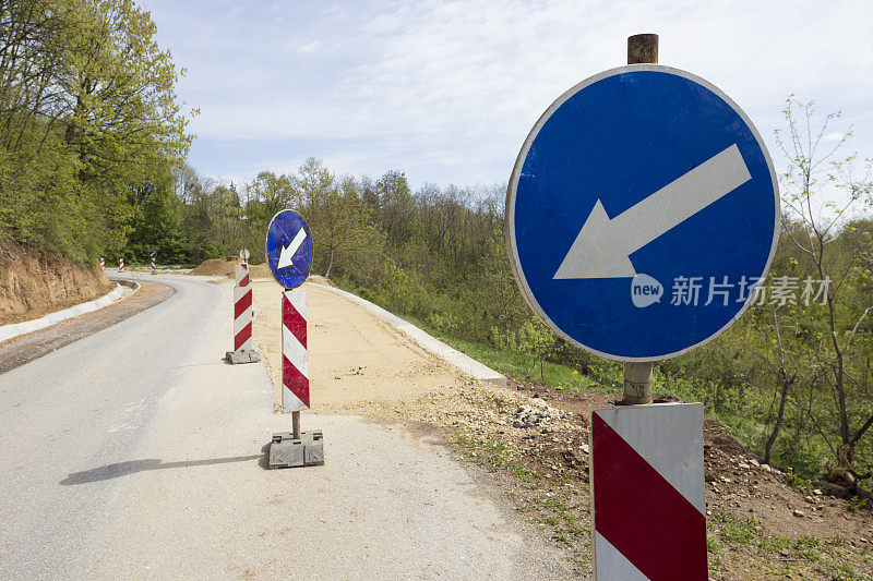 在农村进行道路工程、道路建设、滑坡修复