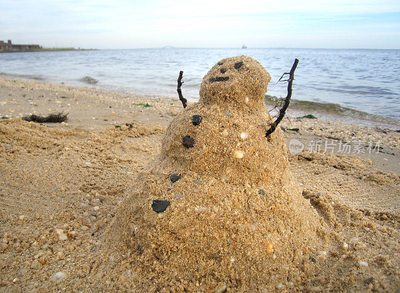 雪人在阳光和沙子里